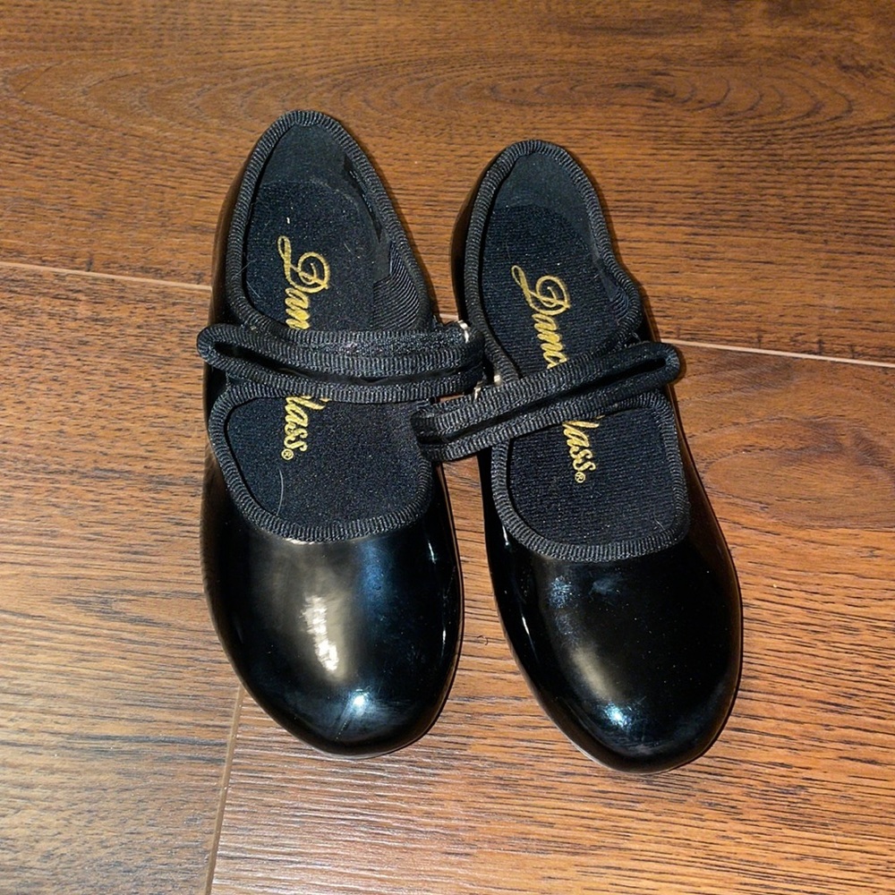 Girls patent black tap shoes